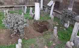 geyve elvanvey imarethanesinin bahçesindeki mezarlar defineciler tarafından kazıldı (3)
