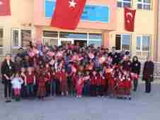 geyve-akdogan-ilk-orta-okulu-cumhuriyet-bayrami-coskusu- (2)