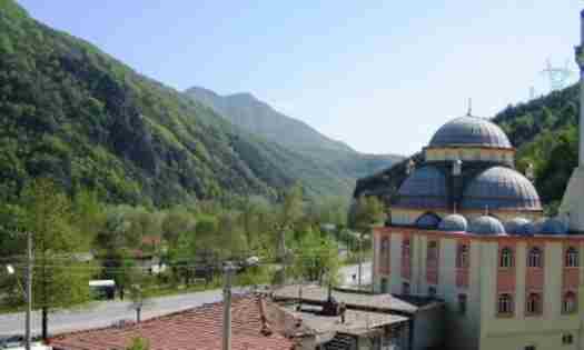 Karaçam Köyü Ortada kaldı.