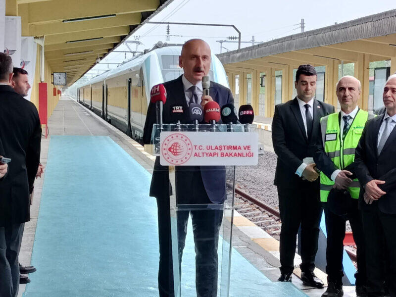 Bakan Karaismailoğlu Sakarya’da! Milli Elektrikli Tren TCDD’ye teslim ediliyor