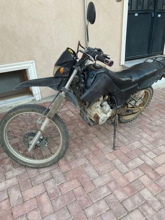 Geyve’de motosikleti evin önünden çaldılar