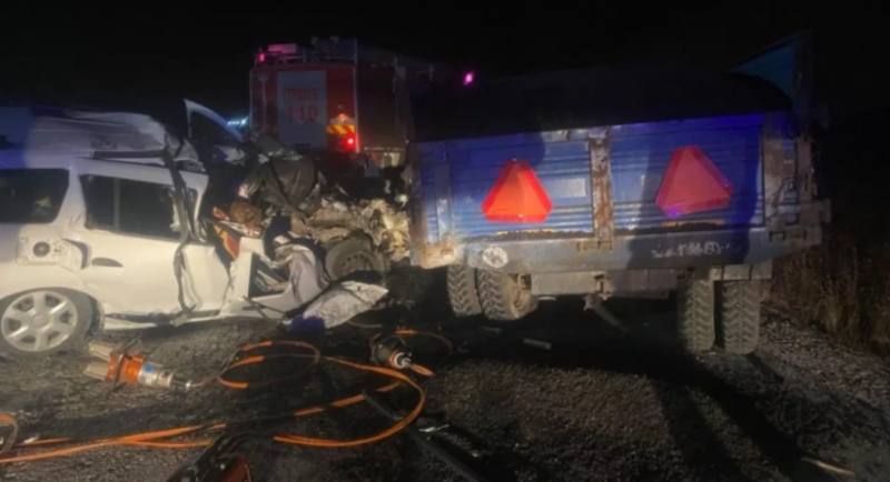 54 plakalı araç traktöre çarptı: 1 ölü 1 yaralı